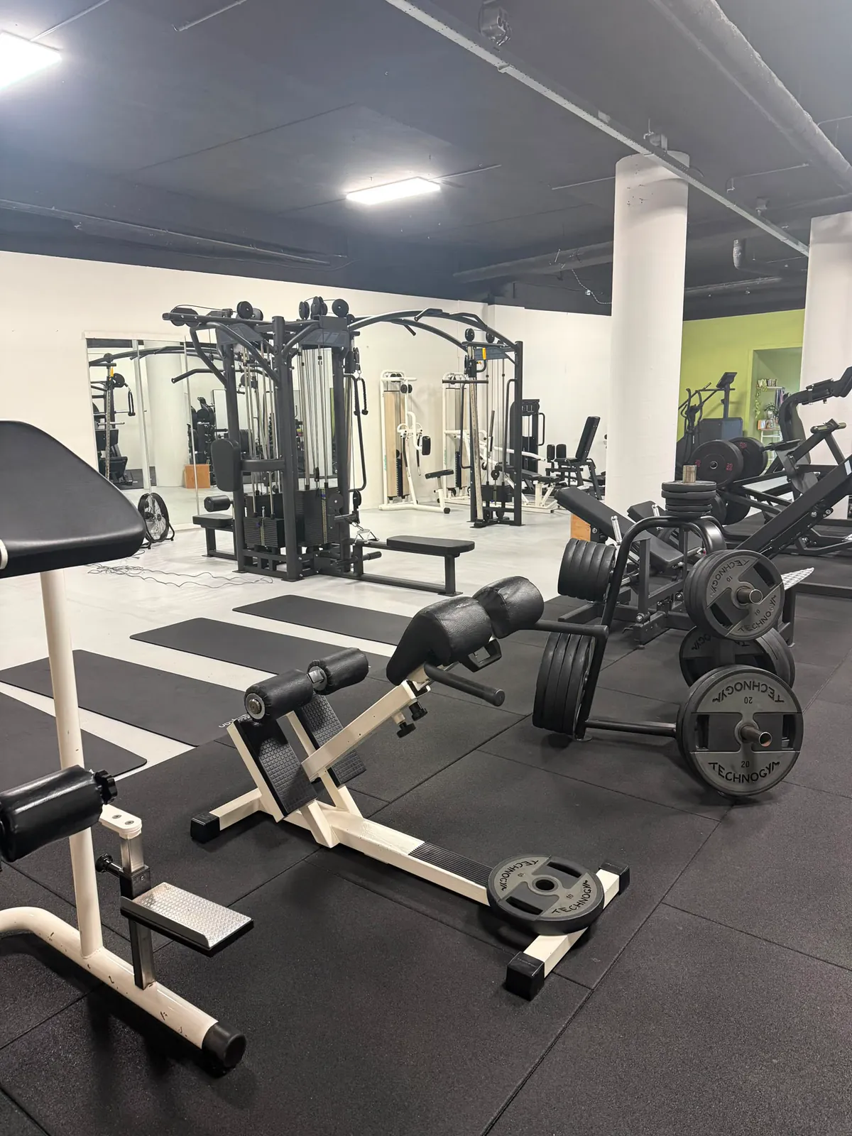 Overzicht van de trainingsruimte van Fitness City Gym in Middelburg